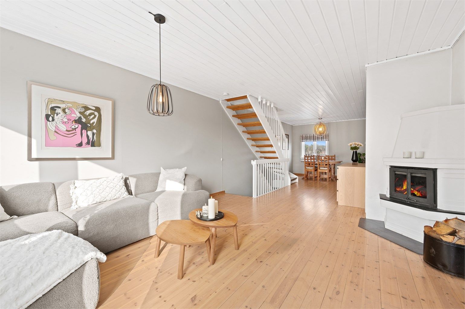 Stuen har heltre gulvbord og et ildsted som gir god varme og atmosfære.