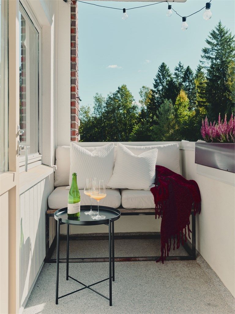 Den overbygde, sydvestvendte balkongen har fritt utsyn mot trær og grønt. Det er plass til en koselig sittegruppe, og balkongen er perfekt for kveldssol og et glass etter en dag i marka.