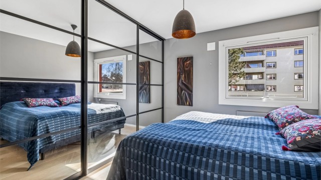 Hovedsoverommet har god plass til dobbeltseng og en stor garderobeløsning.
