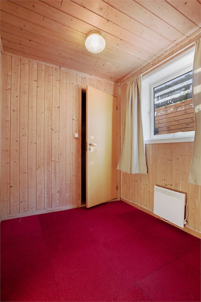 Rom nr. 2 også benyttet som soverom, betegnet som sportsbod, ikke bruksendret / ikke godkjent til varig opphold). Begge rom har panel på vegger og tak, og en takhøyde på ca. 2,28 meter.