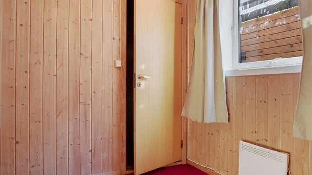 Rom nr. 2 også benyttet som soverom, betegnet som sportsbod, ikke bruksendret / ikke godkjent til varig opphold). Begge rom har panel på vegger og tak, og en takhøyde på ca. 2,28 meter.