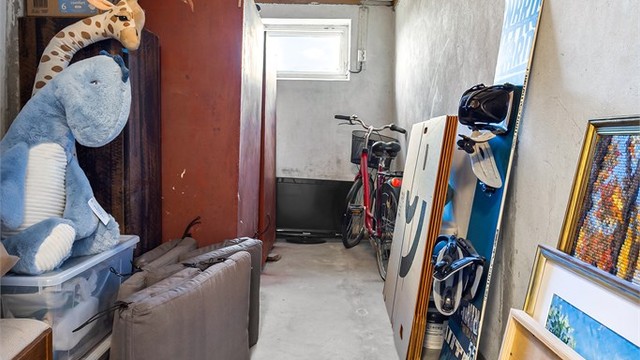 Disponibel bod i kjelleren. Rommet er ikke tinglyst som en tilleggsdel til seksjonen, men sameiet har laget en egen avtale om eksklusiv bruksrett. Se salgsoppgaven for mer informasjon.