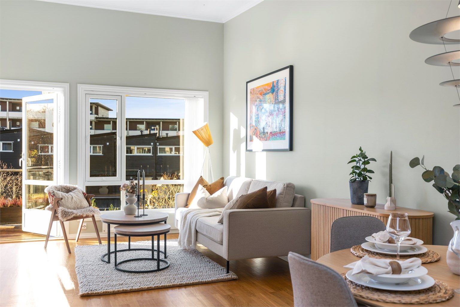 Gjennomtenkt planløsning med lyse og moderne overflater.