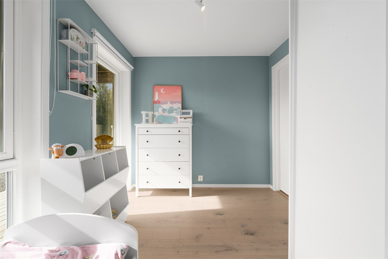 Lyst og trivelig rom som er enkelt å innrede etter behov.