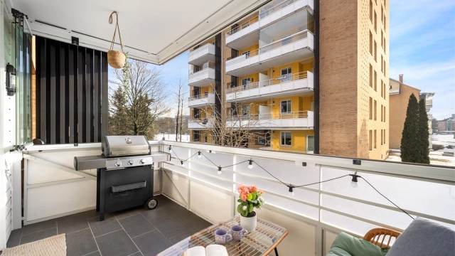 Innglassingen gjør at balkongen kan benyttes uavhengig av vær og årstid. Her er det god plass til utemøbler og grill.