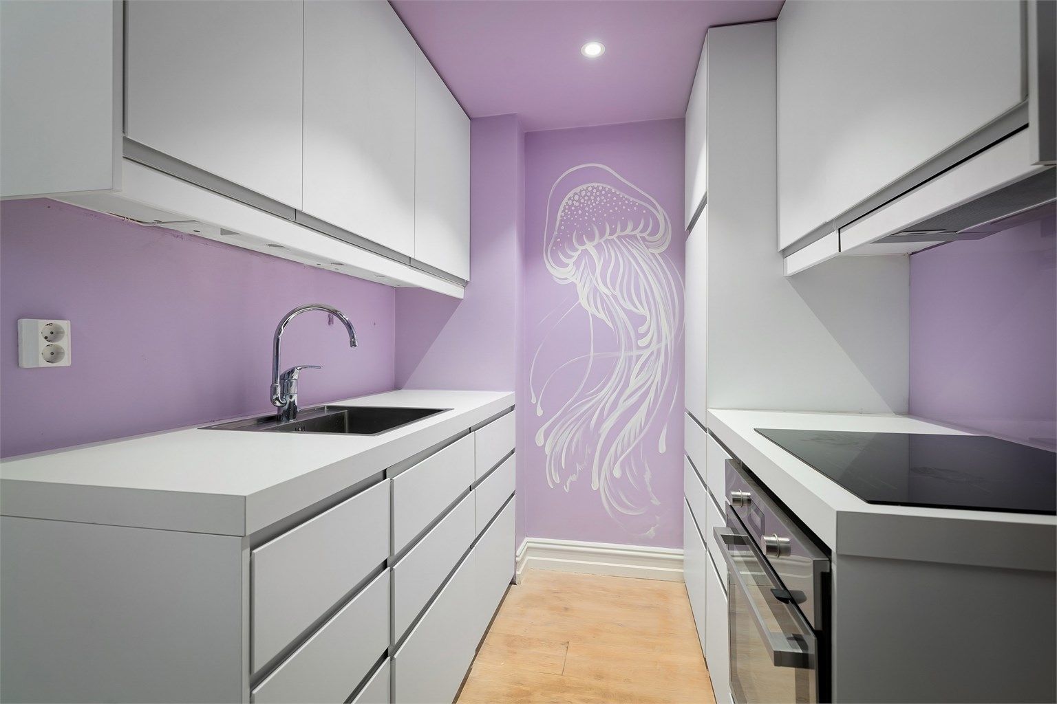 Kjøkkeninnredning med glatte fronter. Laminat benkeplate med nedfelt vaskekum. elysning over benkeplaten. Integrert platetopp, stekeovn og oppvaskmaskin. Avtrekk over kokeplass. Waterguard er montert.