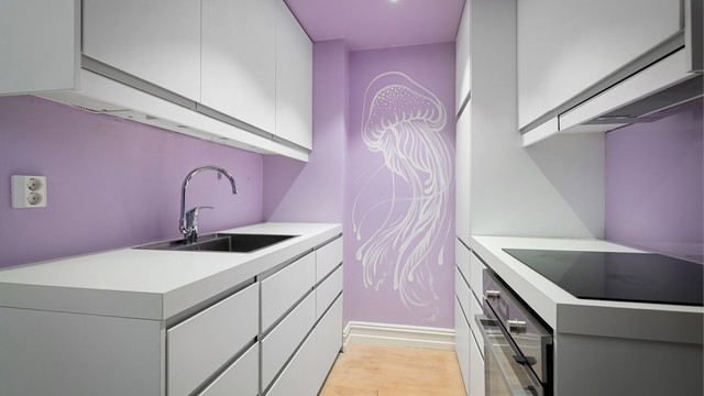 Kjøkkeninnredning med glatte fronter. Laminat benkeplate med nedfelt vaskekum. elysning over benkeplaten. Integrert platetopp, stekeovn og oppvaskmaskin. Avtrekk over kokeplass. Waterguard er montert.