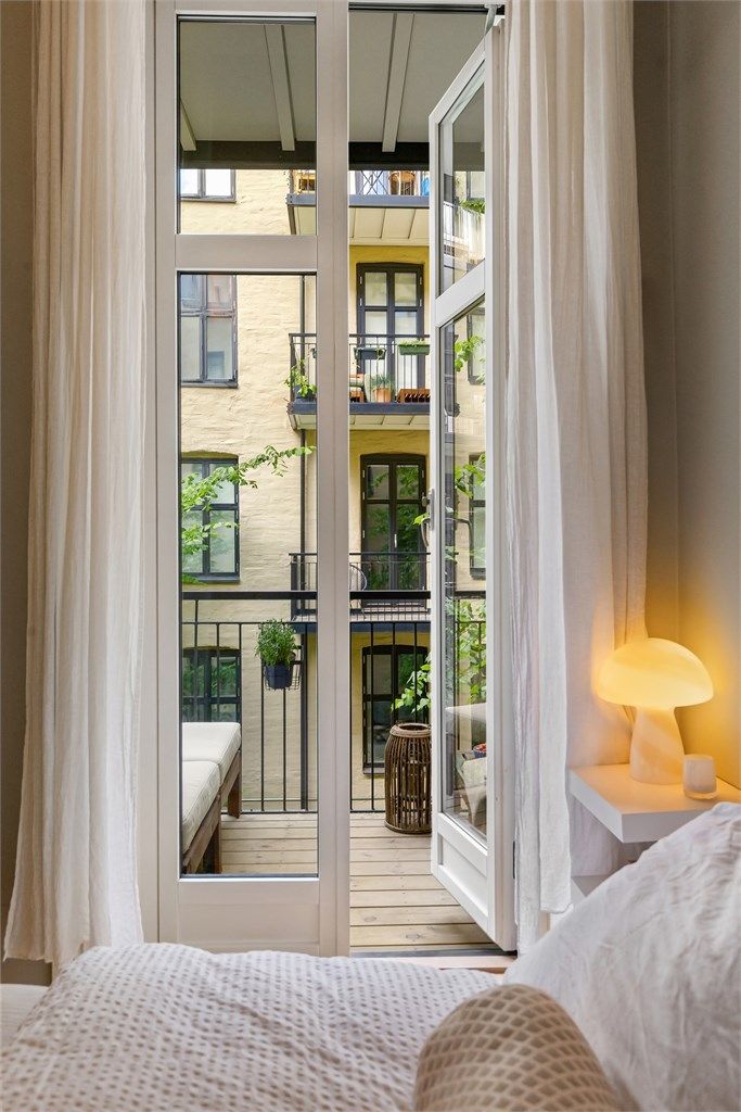 Utsikt fra soverommet mot den lune bakgården.