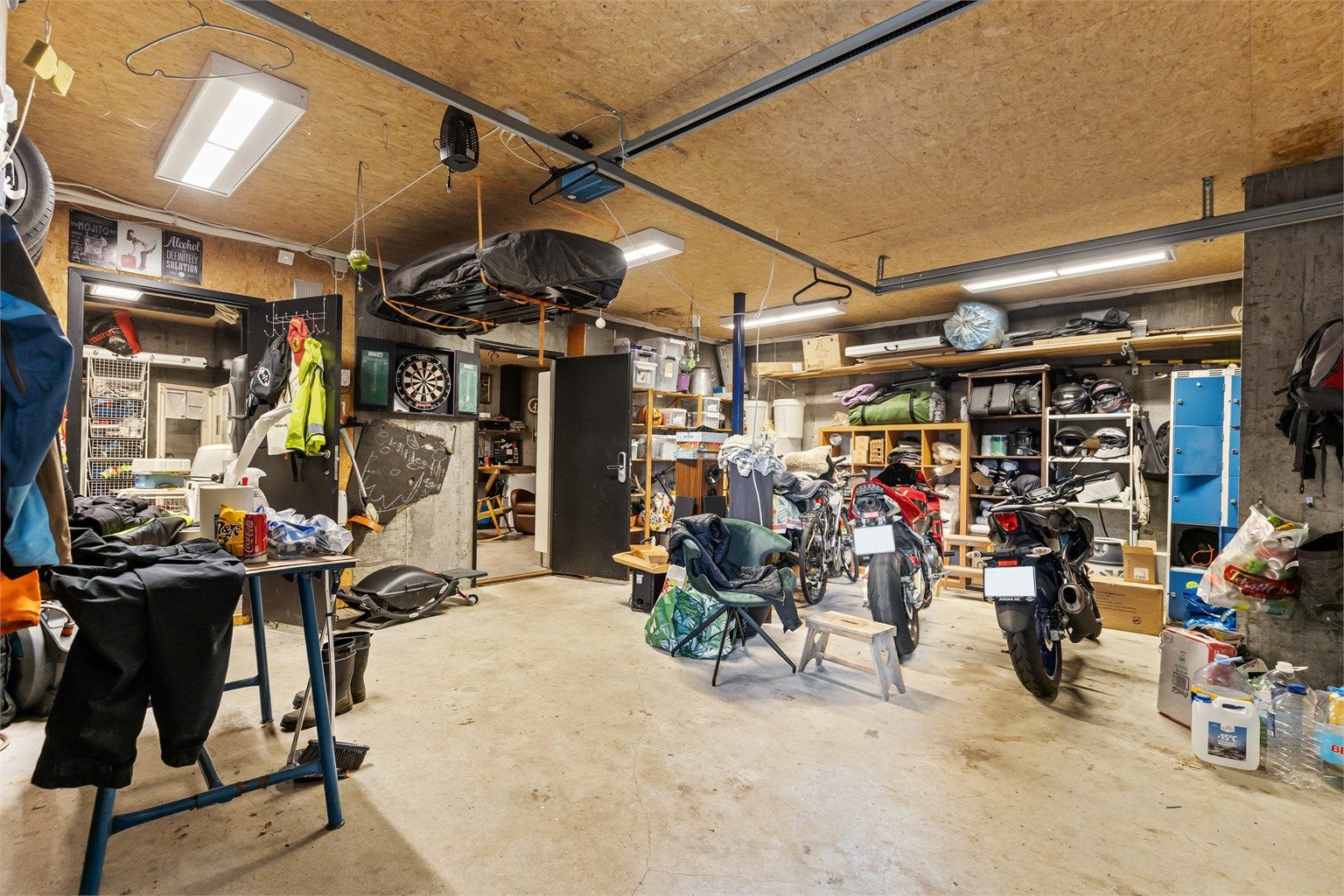 I kjelleren er det en stor integrert garasje med tilhørende verksted og bod, totalt 66 m².