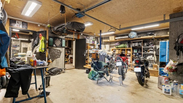 I kjelleren er det en stor integrert garasje med tilhørende verksted og bod, totalt 66 m².