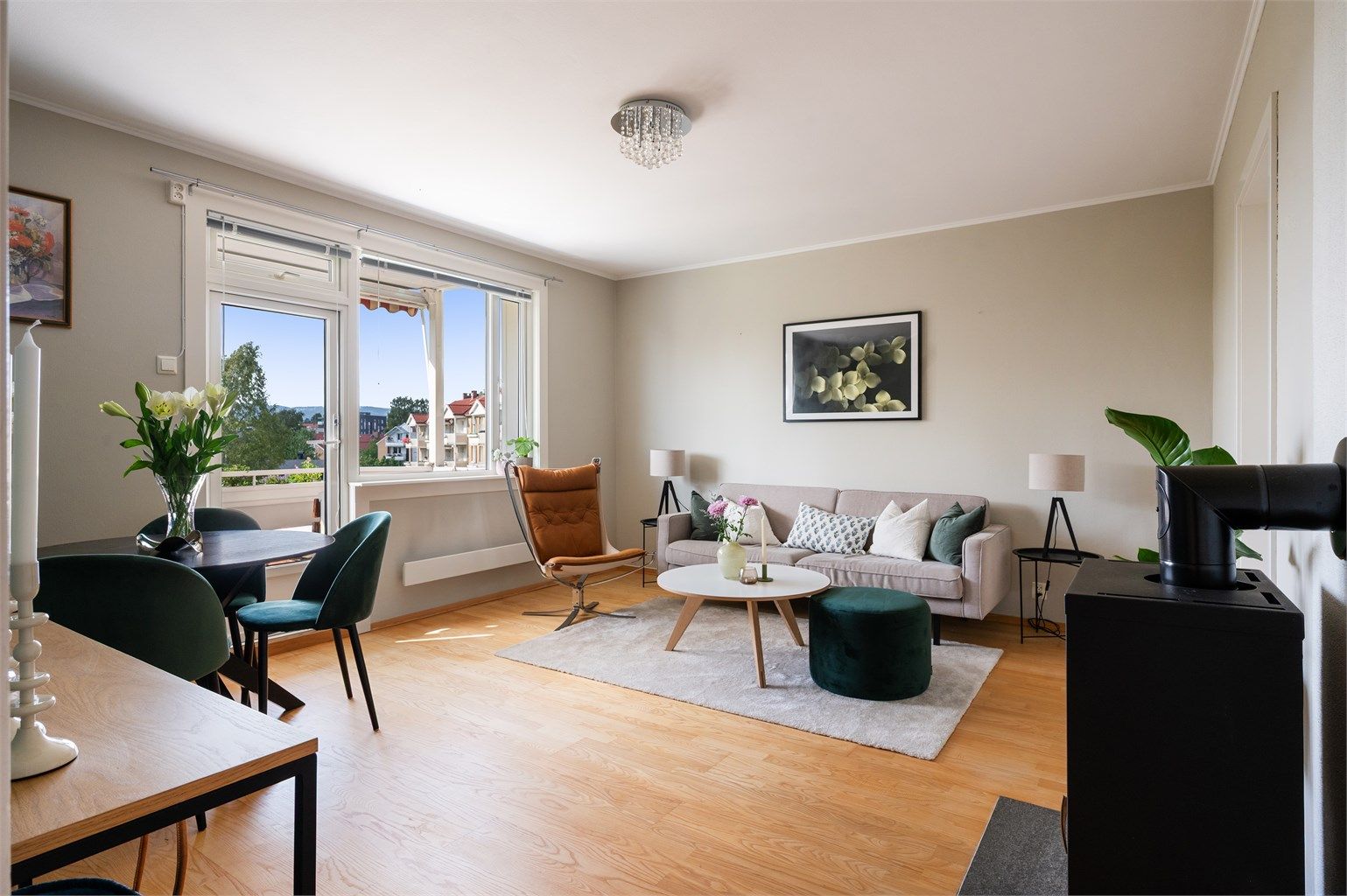 Stuen er romslig med god planløsning og kan enkelt innredes med ønskelig stuemøblement.