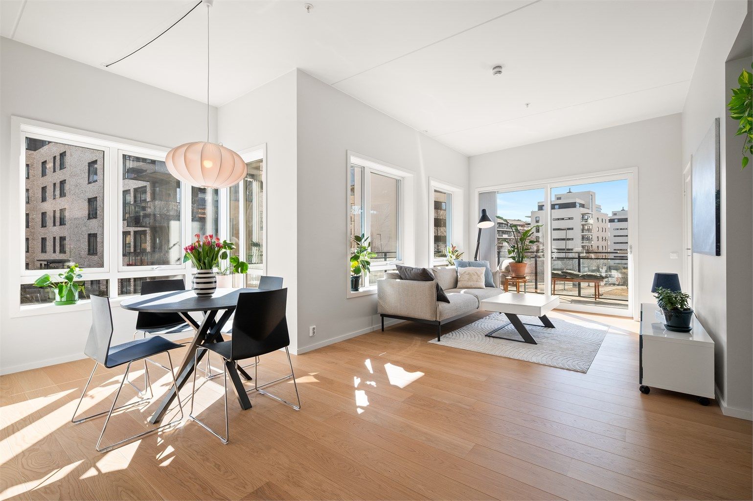 Tom Martinsen v/Krogsveen har gleden av å presentere en strøken og moderne 4-roms hjørneleilighet fra 2022.