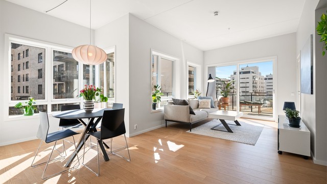 Tom Martinsen v/Krogsveen har gleden av å presentere en strøken og moderne 4-roms hjørneleilighet fra 2022.