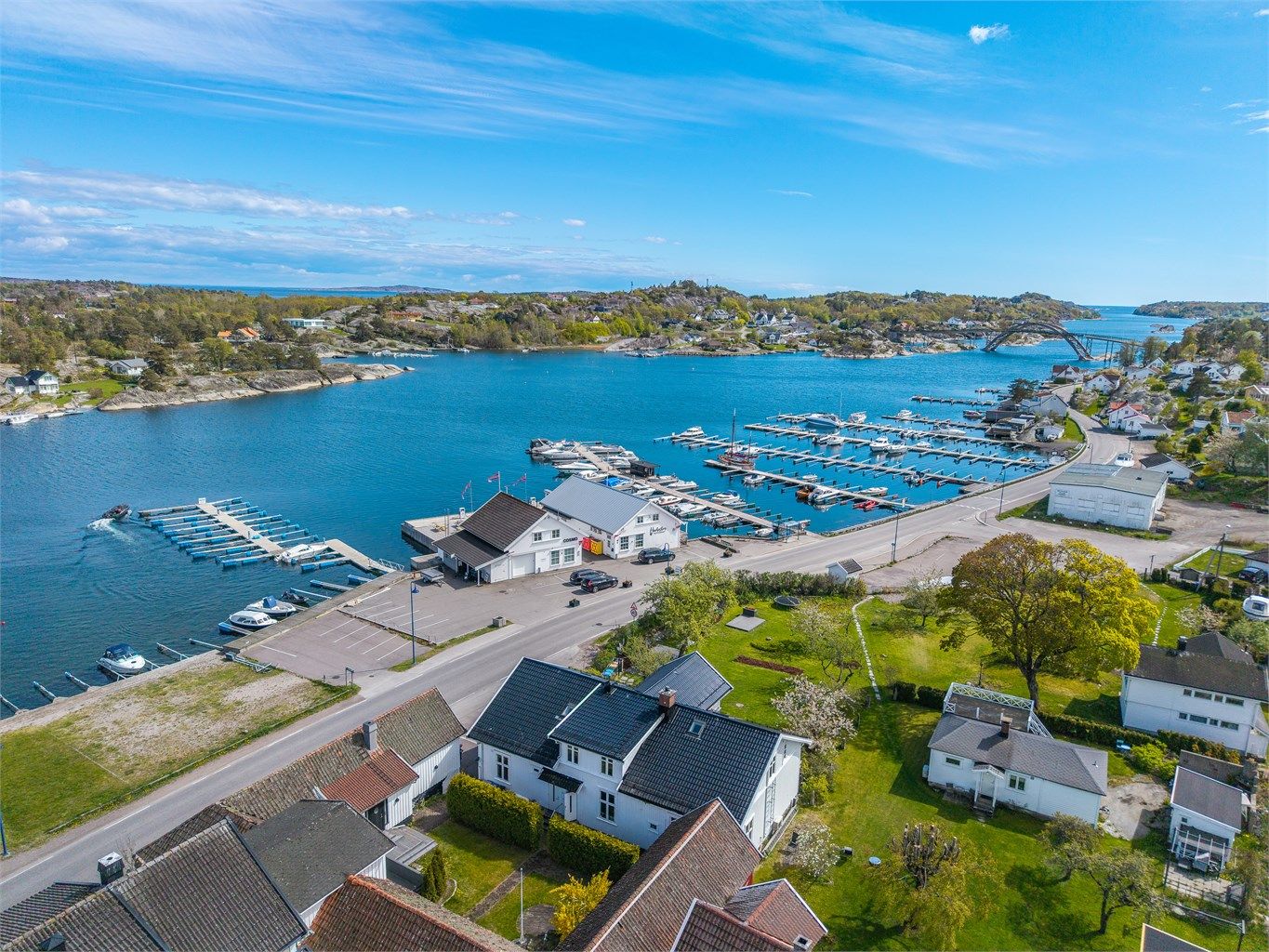 Det er hyppige bussforbindelser til Tønsberg og til Sandøsund på Hvasser som både kan friste med "Den Blå Brygge", restauranten "Hvasser Gjestehus", Solsiden, isbaren og dagligvareforretningen "Joker".