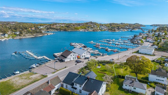 Det er hyppige bussforbindelser til Tønsberg og til Sandøsund på Hvasser som både kan friste med "Den Blå Brygge", restauranten "Hvasser Gjestehus", Solsiden, isbaren og dagligvareforretningen "Joker".