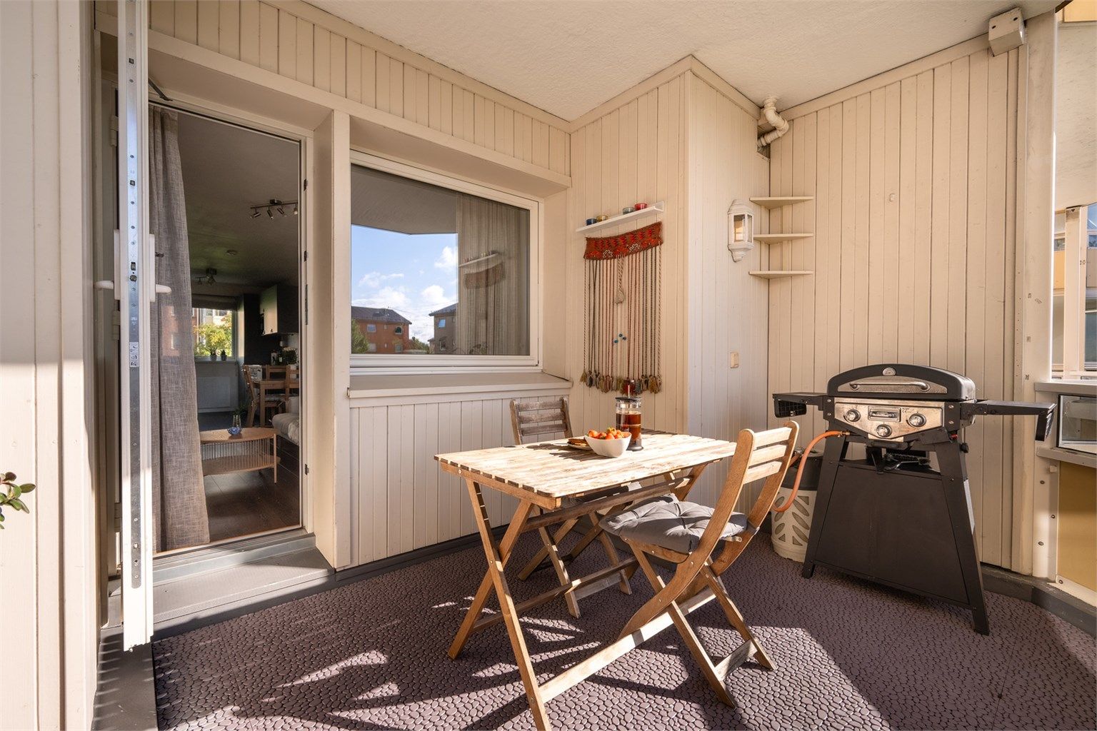 Balkongen er av god størrelse og har plass til ønsket utemøblement.