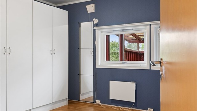 Boligen har to soverom med fleksible bruksmuligheter.