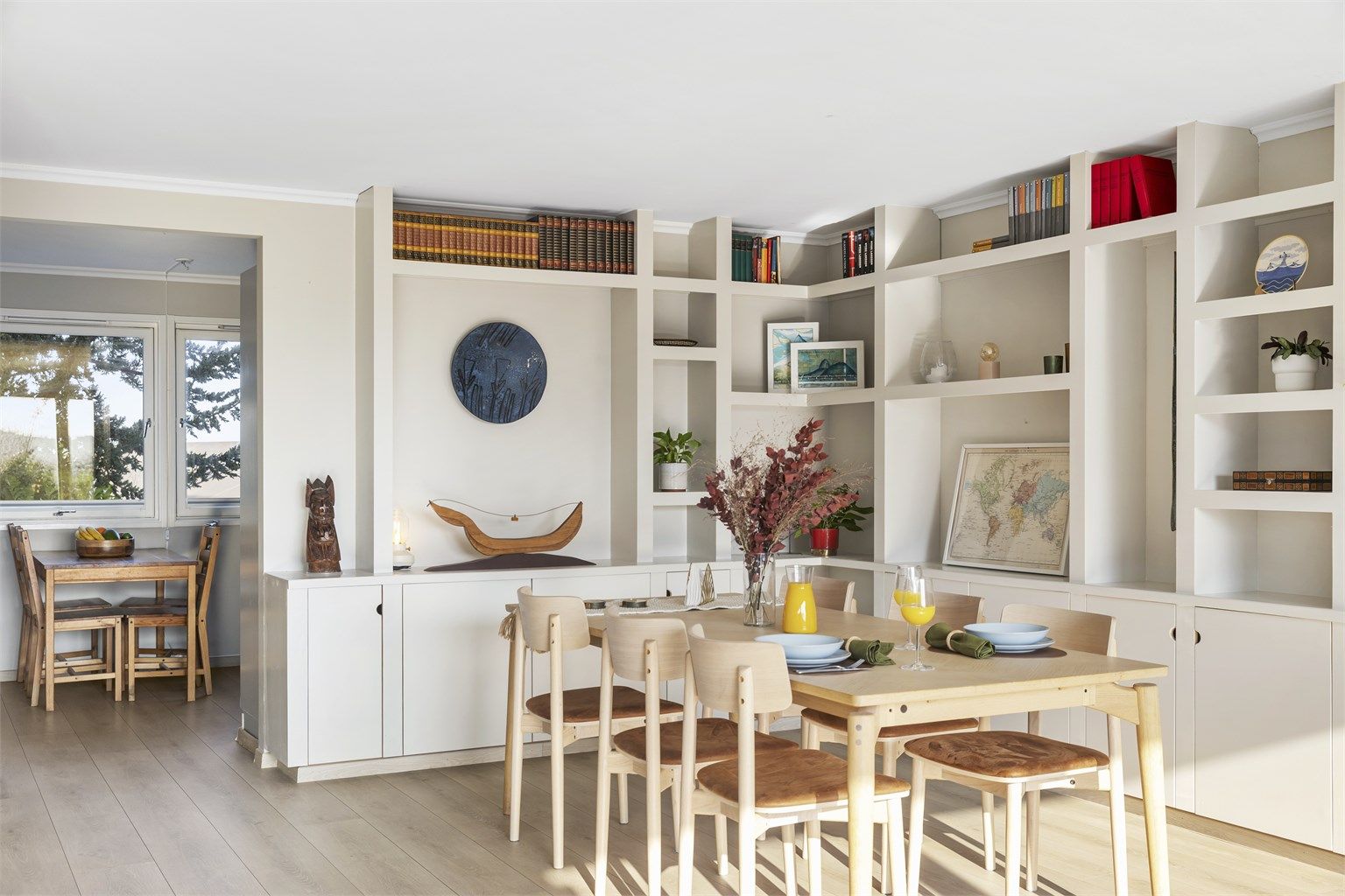 Her er det plass til spisegruppe både på kjøkkenet og i stuen.