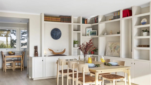 Her er det plass til spisegruppe både på kjøkkenet og i stuen.