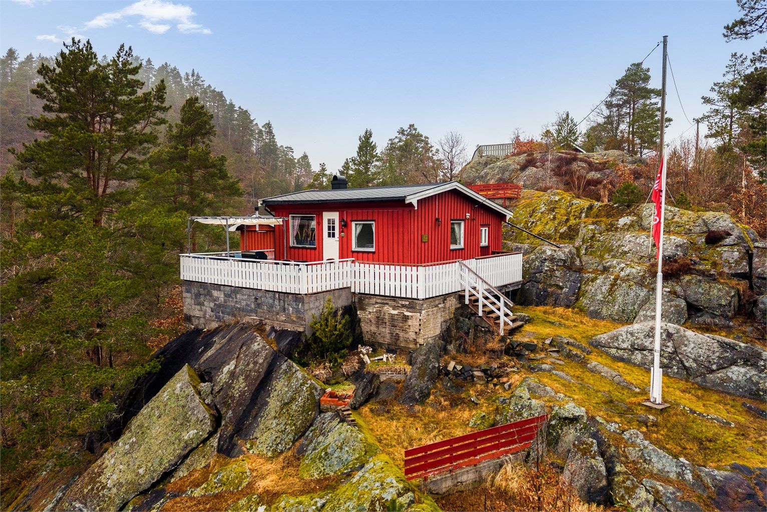 Hytta ligger på en sydvendt fjellhylle midt i en skog med gamle høyreiste furutrær. Stiene går på kryss og tvers gjennom skognbunn. Der oppe på på et platå finner du dette sommerstedet. 