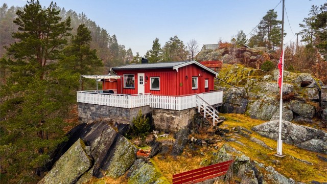 Hytta ligger på en sydvendt fjellhylle midt i en skog med gamle høyreiste furutrær. Stiene går på kryss og tvers gjennom skognbunn. Der oppe på på et platå finner du dette sommerstedet.