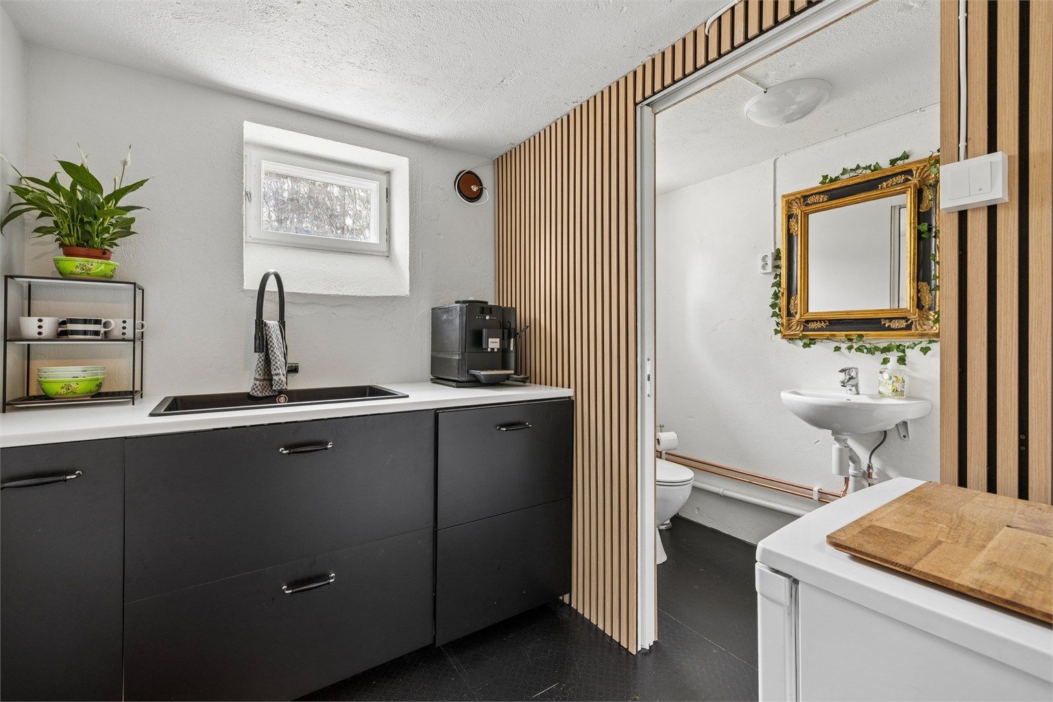 Praktisk innredet rom i kjelleren med grovkjøkken og toalett. Direkte utgang til hagen gjør dette ideelt ved grilling og utendørsaktiviteter.