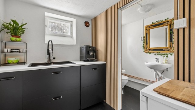 Praktisk innredet rom i kjelleren med grovkjøkken og toalett. Direkte utgang til hagen gjør dette ideelt ved grilling og utendørsaktiviteter.