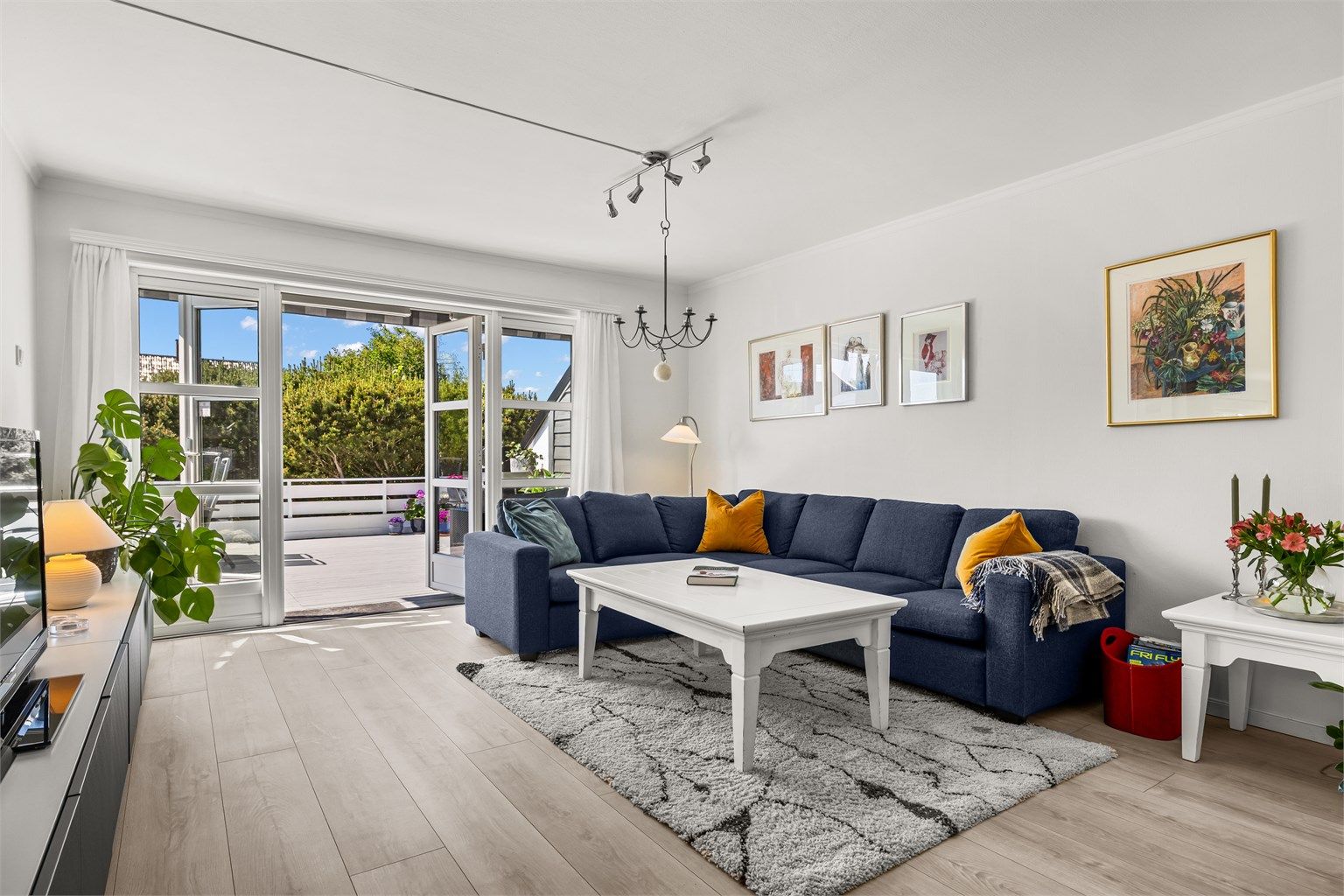 En lys og romslig stue med gulvvarme og utgang til sydvestvendt og solrik terrasse