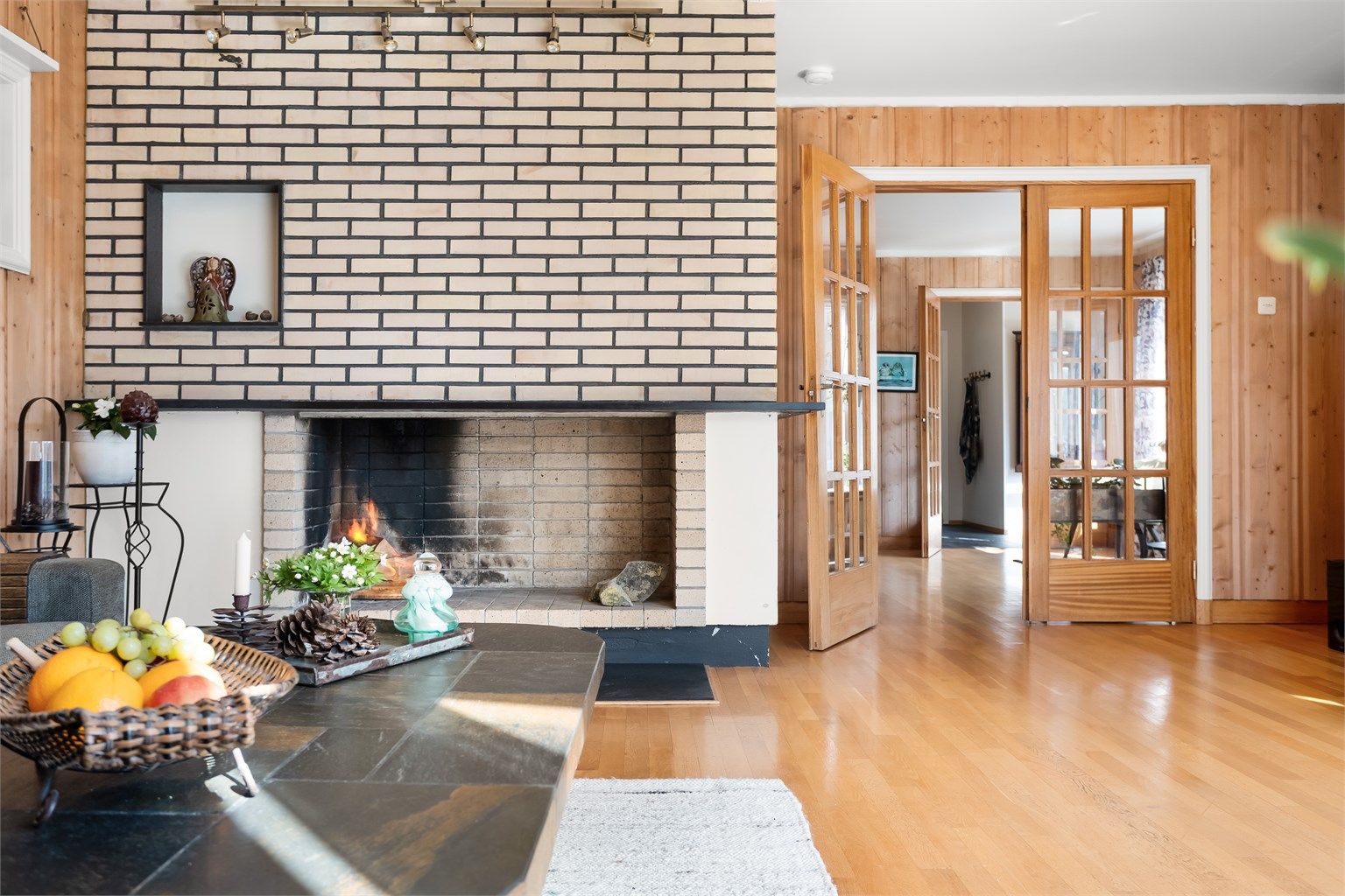 Boligen er oppvarmet med vannbåren varme til radiatorer via luft til vann varmesystem, kombinert med vedfyring. 