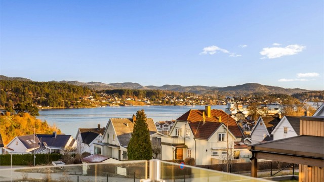 Fra leiligheten i 3. etasje har man nydelig utsikt til Brevik og fjorden.
