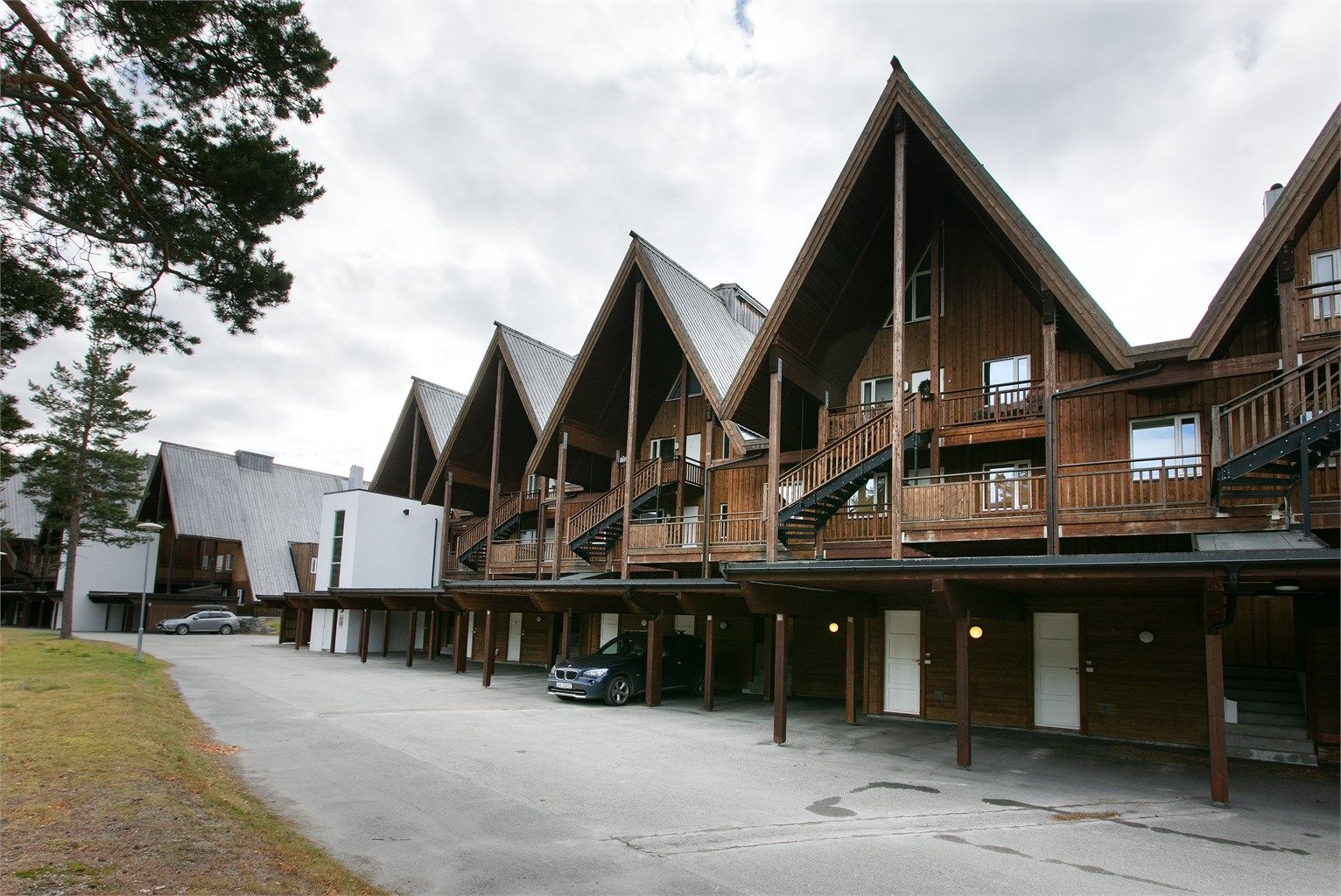 Bjorligard er oppført med markant arkitektur og praktiske carporter i sokkeletasjen.
