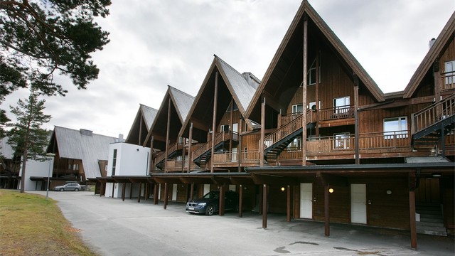 Bjorligard er oppført med markant arkitektur og praktiske carporter i sokkeletasjen.