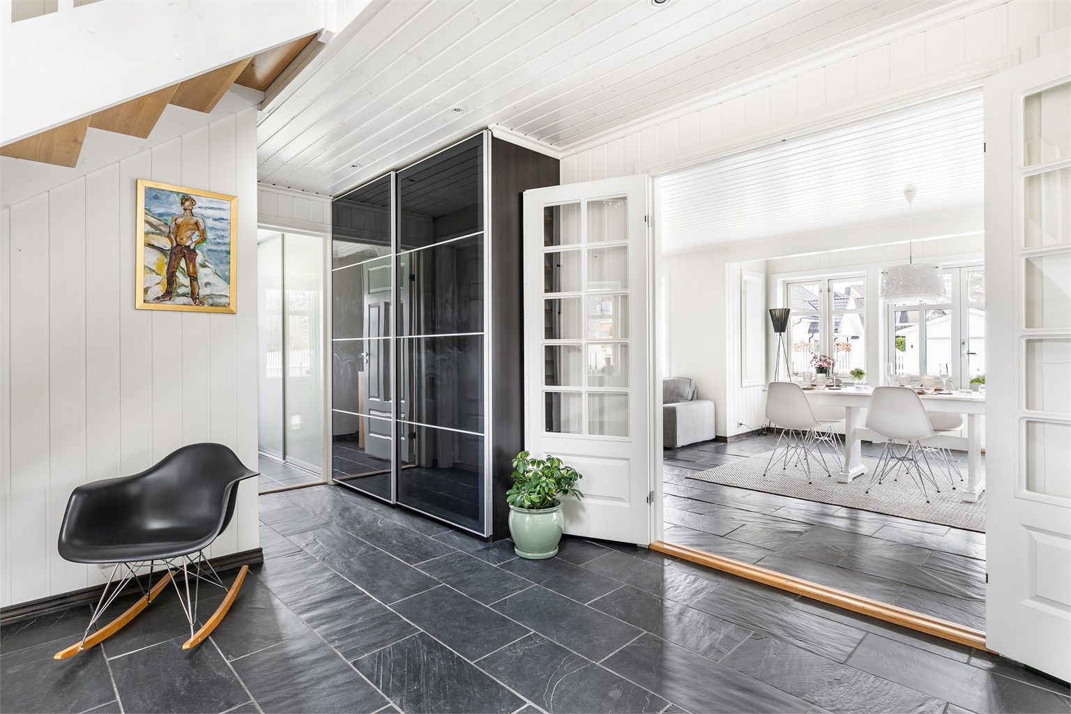 Muligheten til å lukke av mellom stuen og hallen er spesielt praktisk om gjester er innom. Slik begrenses lyd til andre etasje, der soverommene er samlet.