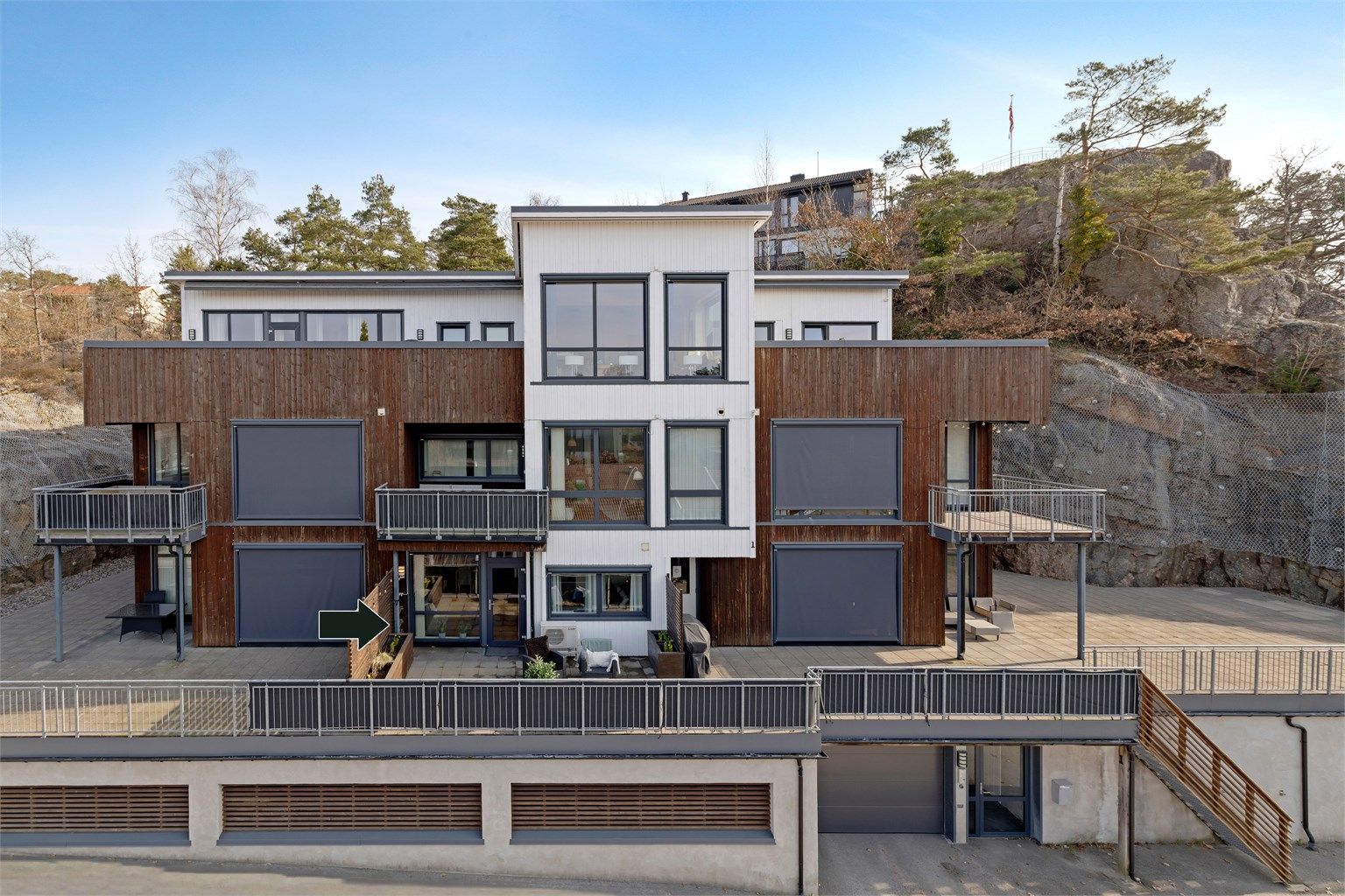 Flott 2-roms leilighet med romslig uteplass og garasjeplass med el-bil lader