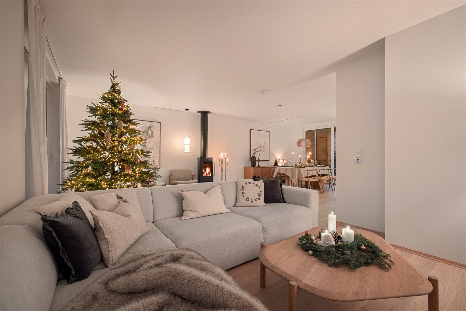 Åpen og romslig planløsning med fine soner for møblering.