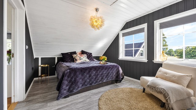Hovedsoverom med god plass til dobbeltseng og oppbevaring.