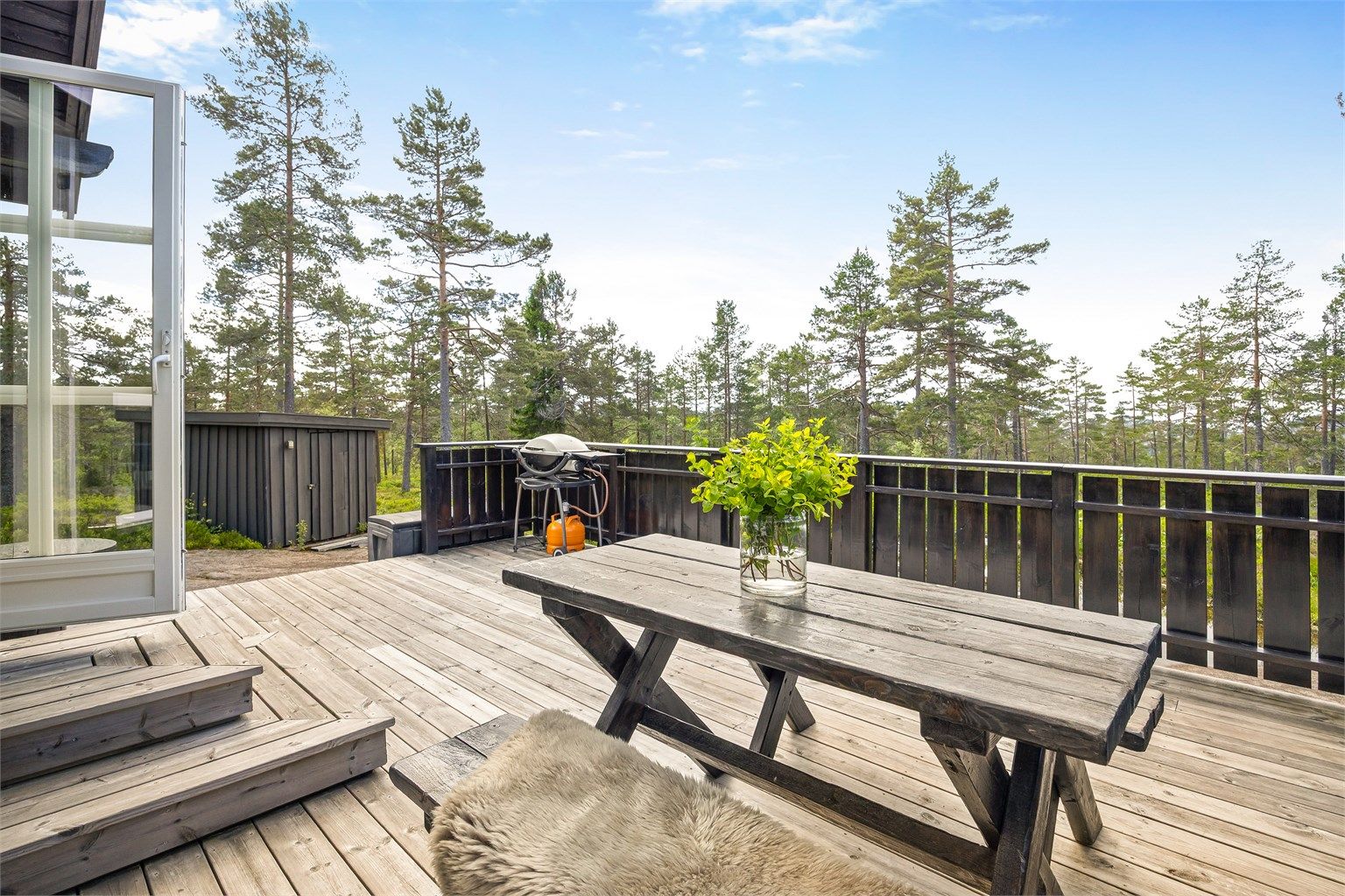 Terrassen er utstyrt med markise og utebelysning. 