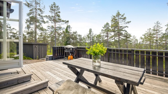 Terrassen er utstyrt med markise og utebelysning.