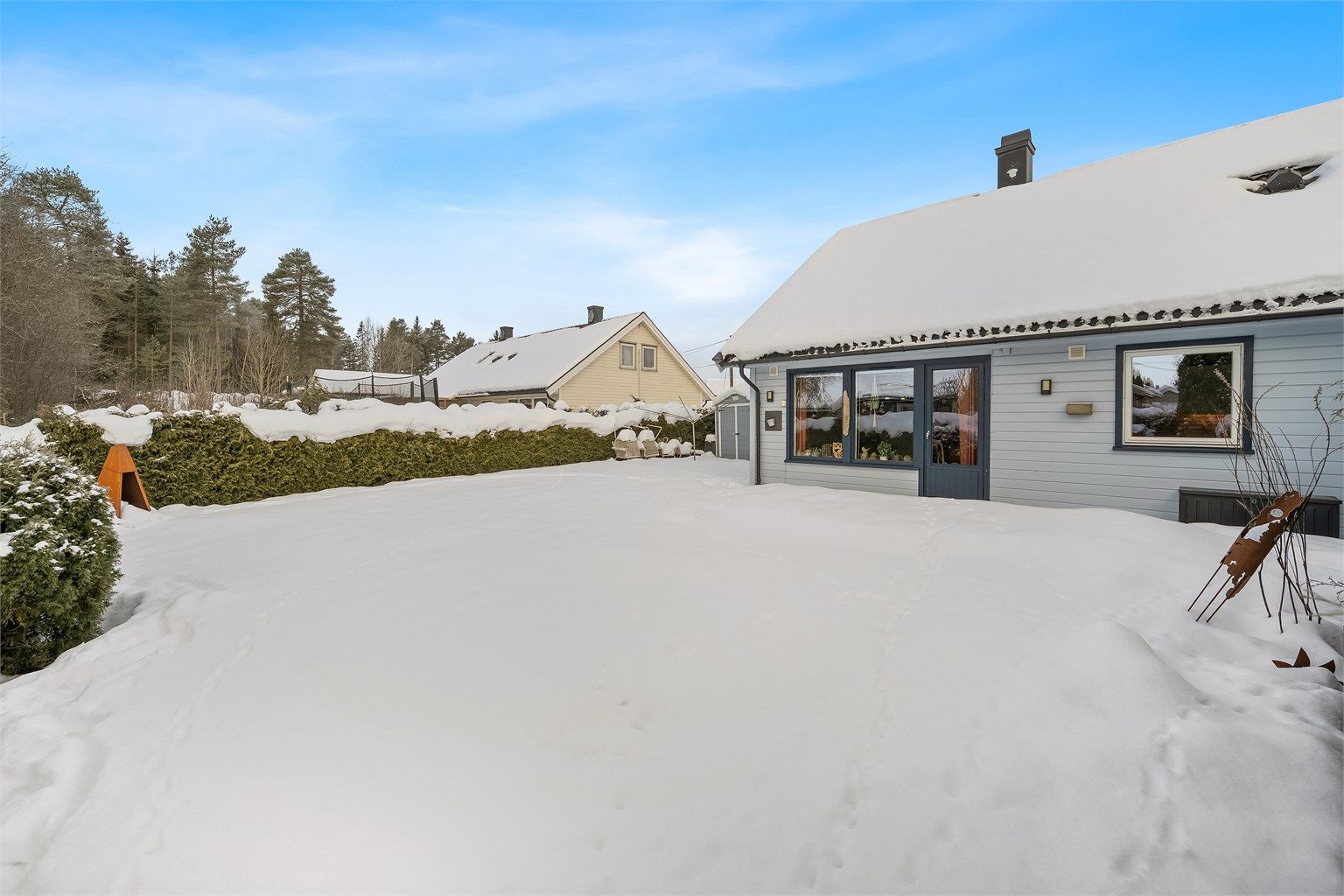 Det er god plass i hagen til et mangfold av aktiviteter.