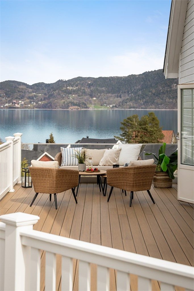 Terrassen på ca. 46 m² har flere soner og god plass til ulike sittegrupper (ikke byggemeldt).