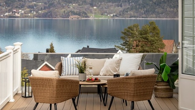 Terrassen på ca. 46 m² har flere soner og god plass til ulike sittegrupper (ikke byggemeldt).