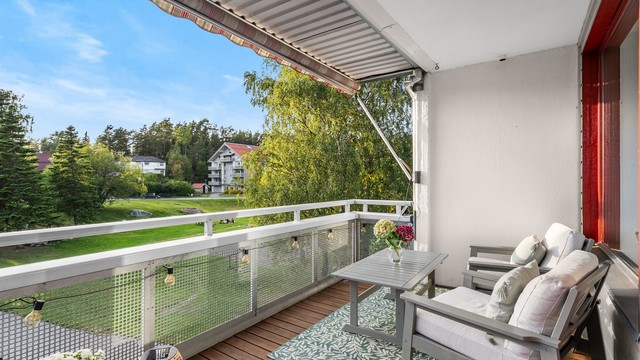 Selger opplyser om sol fra ca. kl. 14 til sola går ned.