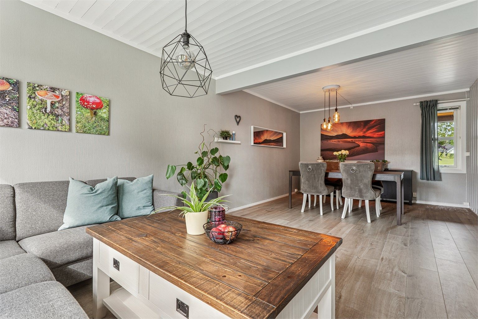 Gode innredningsmuligheter med plass til flere møbleringssoner. 