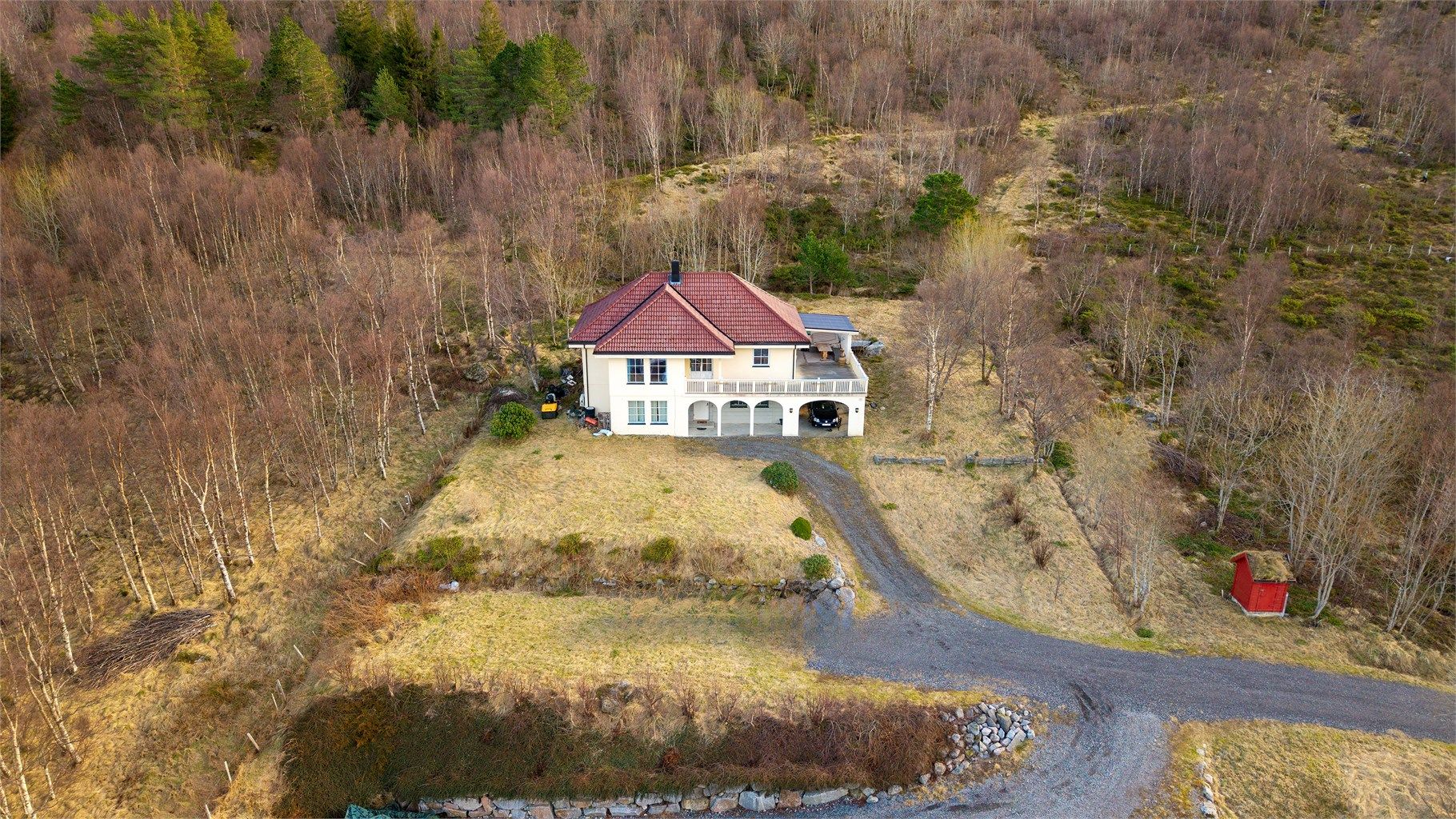 Dronebilde av eiendommen