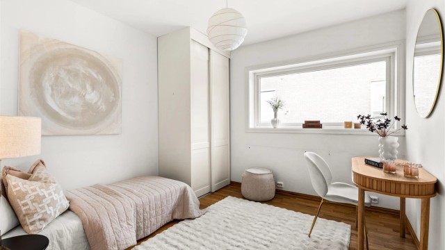 Soverom 3 med gulvvarme og skyvedørsgarderobe
