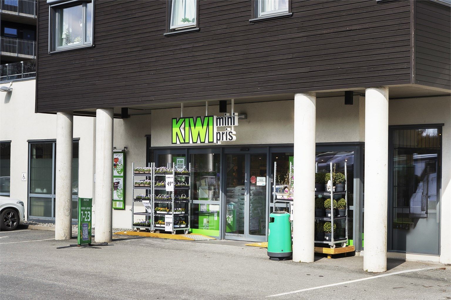 Nærmeste dagligvare er Kiwi Knapstad, kun 5 minutters gange unna.