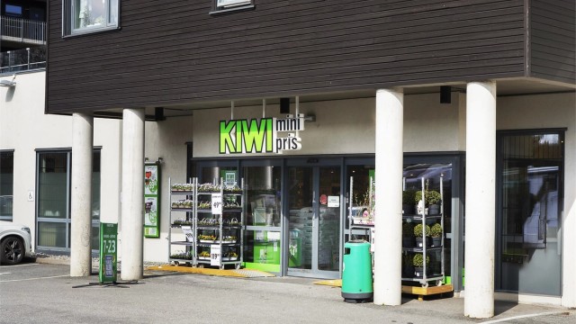 Nærmeste dagligvare er Kiwi Knapstad, kun 5 minutters gange unna.