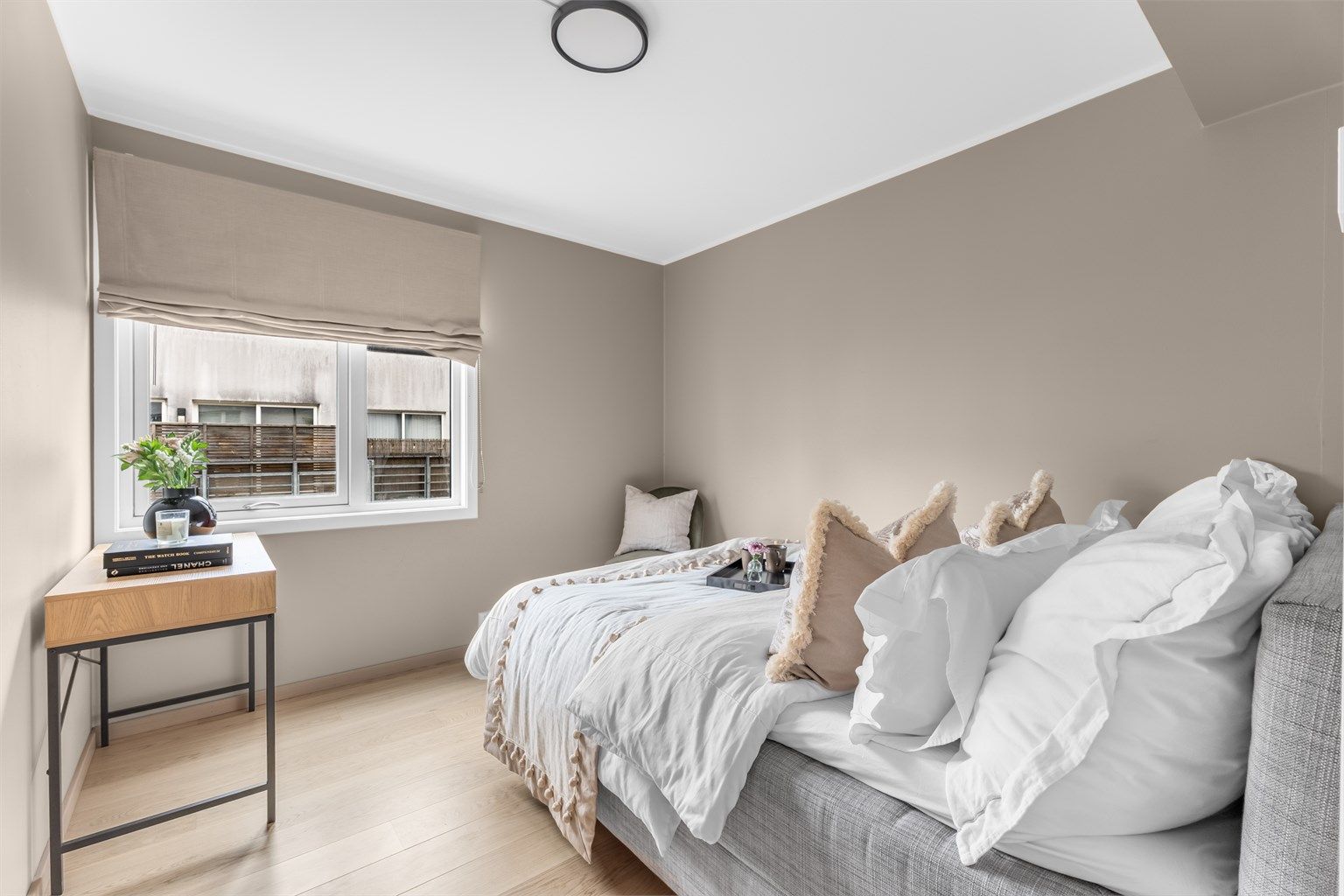 Hovedsoverommet har rikelig plass til dobbeltseng og nattbord, samt muligheter for oppbevaring.