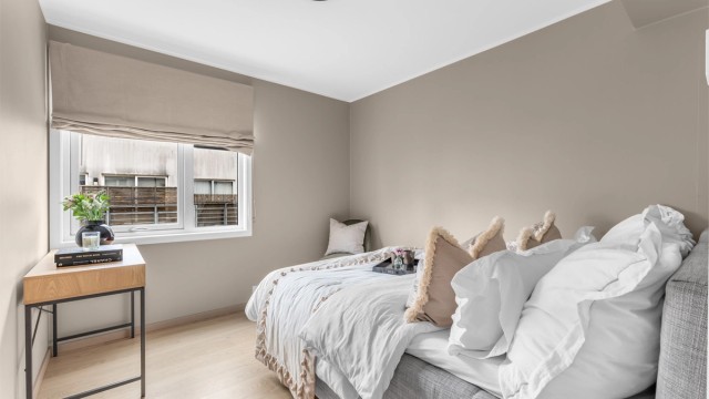 Hovedsoverommet har rikelig plass til dobbeltseng og nattbord, samt muligheter for oppbevaring.