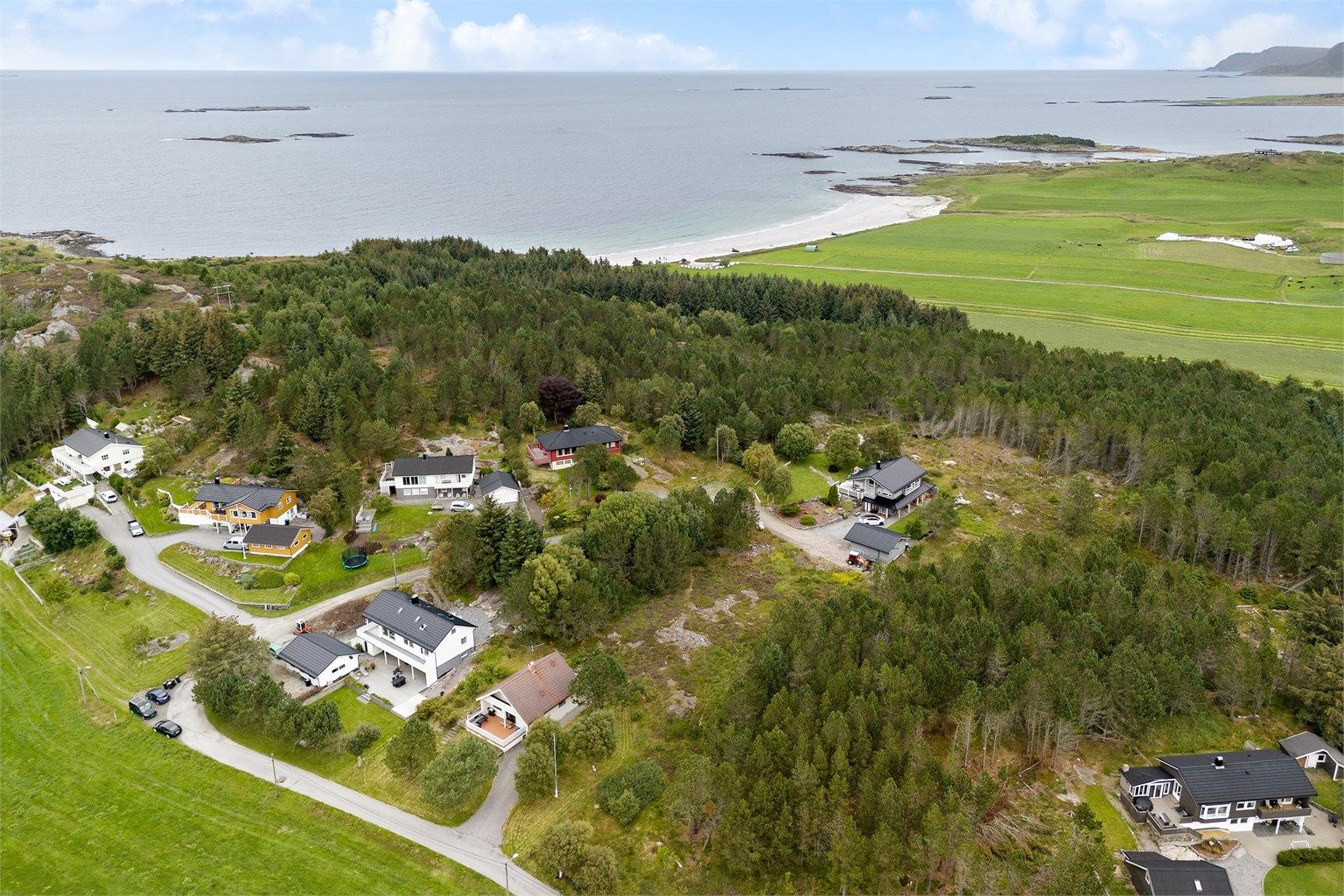 Dronebilde av boligen og nærområdet - Blimsanden bak
